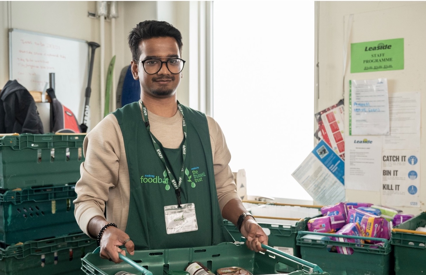 Volunteer handing out food